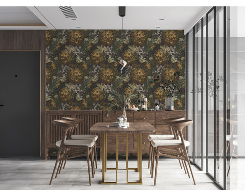 Een eetkamer met bloemenbehang, houten tafel en stoelen