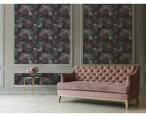 Woonkamer met bloemenbehang en roze sofa