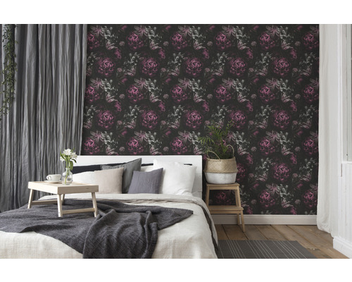 Slaapkamer met bloemenbehang, bed en gordijn