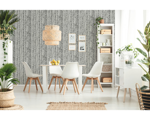 Lichte eetkamer met eettafel, stoelen, planken en decoratieve planten