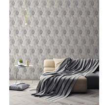 Woonkamer met modern behang, bank en bijzettafel.