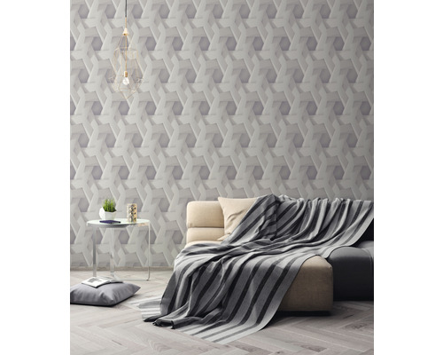 Woonkamer met modern behang, bank en bijzettafel.