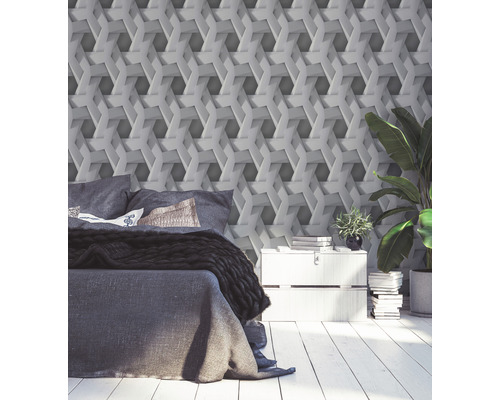 Slaapkamer met bed, nachtkastje en geometrisch behang