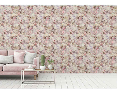 Woonkamer met bloemenbehang, bank en bijzettafel