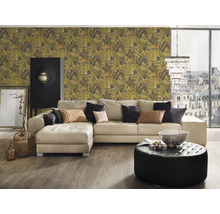 Woonkamer met jungle behangmotief, hoekbank, hocker en decoraties voor een levendige sfeer