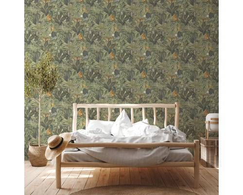 Een slaapkamer met een muur bedekt met jungle-thema behang en dieren.