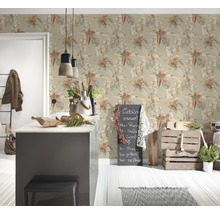 Lichte keuken met bloemetjesbehang, kookeiland en decoraties.