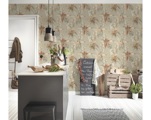 Lichte keuken met bloemetjesbehang, kookeiland en decoraties.