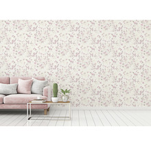 Woonkamer met roze bank en bloemenbehang