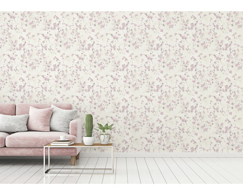 Woonkamer met roze bank en bloemenbehang