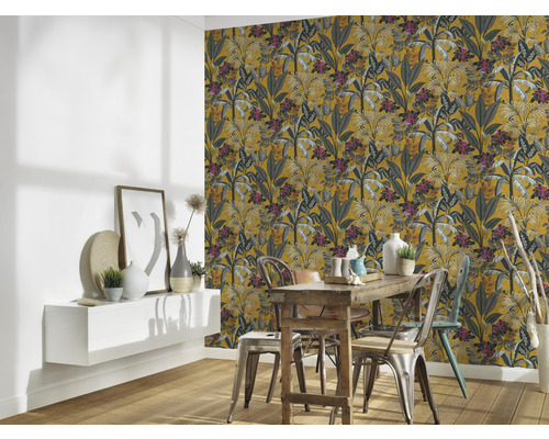 Eetkamer met geel junglebehang, houten tafel en zwevend dressoir