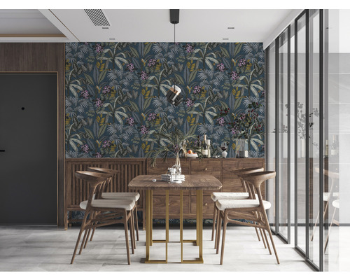 Eetkamer met eettafel, stoelen, dressoir en junglebehang