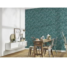 Woonkamer met eettafel en behang met bloemmotief