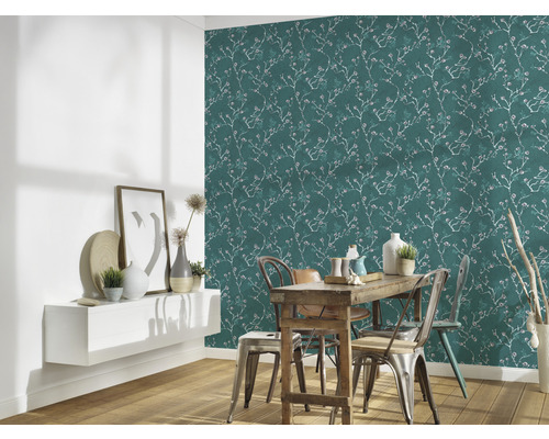 Woonkamer met eettafel en behang met bloemmotief