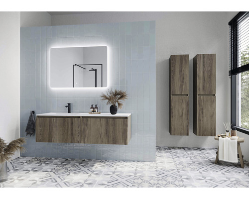 Moderne badkamer met wastafel, spiegel met verlichting en hoge kasten