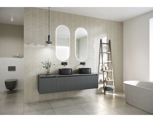 Moderne badkamer met wastafel, twee spiegels, toilet en bad