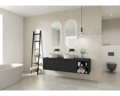 Badkamer met dubbele wastafel, twee spiegels met verlichting, ladderrek en ligbad