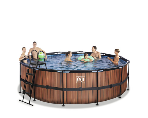 Rond zwembad met houten bekleding, ladder en meerdere personen in het water.