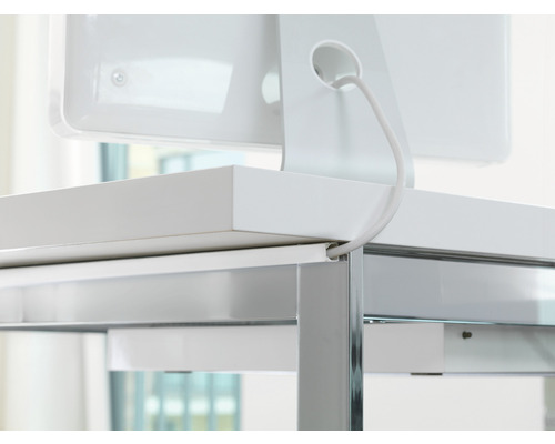 Detailopname van een bureau met kabelmanagement en een aangesloten monitor.