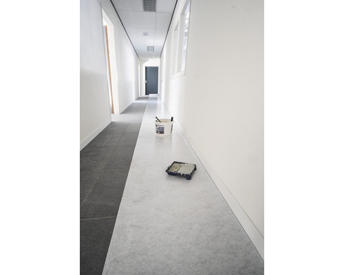 Gang met afdekfolie, verfemmer en verfbak