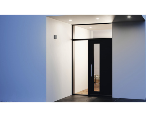 Buitenaanzicht van een huis met voordeur en buitenlamp.