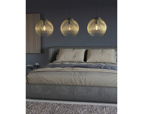 Slaapkamer met bed en drie gouden hanglampen.