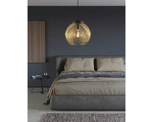 Slaapkamer met bed en ronde hanglamp van metaal