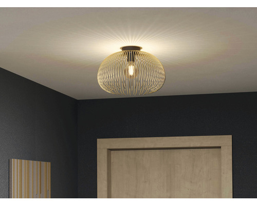 Plafondlamp met metalen frame in de kamer