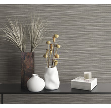 Decoratieve opstelling met vazen, planten en kaars voor een wanddecoratie