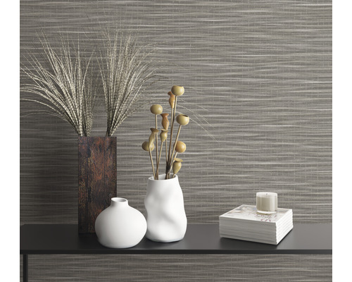 Decoratieve opstelling met vazen, planten en kaars voor een wanddecoratie