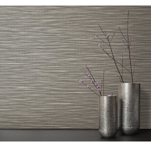 Close-up van een structuurbehang met twee decoratieve vazen met takken