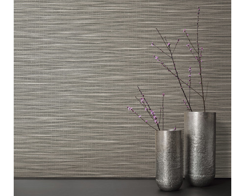 Close-up van een structuurbehang met twee decoratieve vazen met takken