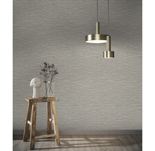 Scène met patroonbehang, decoratie en hanglamp