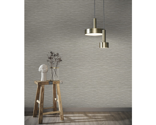 Scène met patroonbehang, decoratie en hanglamp