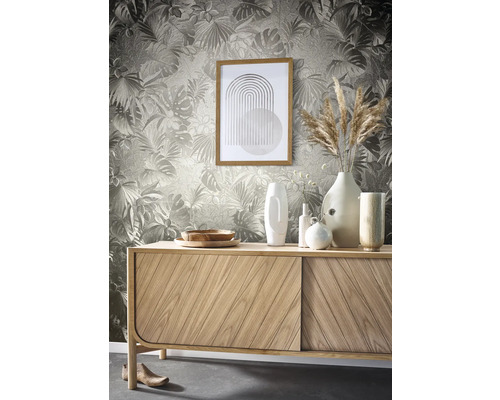 Woonkamer met bloemenbehang, dressoir, decoratie en schilderij