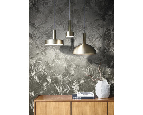 Drie hanglampen in een kamer met botanisch behang en een houten kast