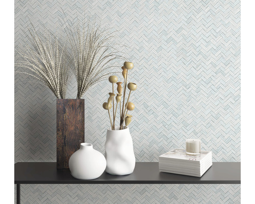 Decoratieve vazen en planten op een plank voor een wand met patroon