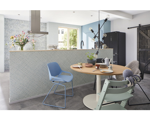 Lichte keuken met eethoek, aanrecht met patroon, eettafel en stoelen