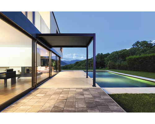 Modern terras met pergola, zwembad en panoramisch uitzicht