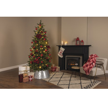Kerstboom met rode versiering en cadeaus in de woonkamer met open haard