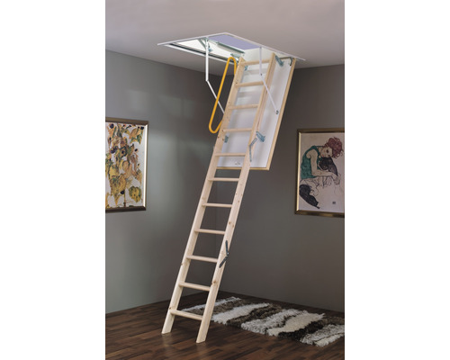 Uitgeklapte houten zoldertrap met leuning in een woonkamer.