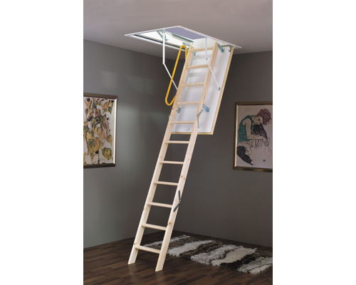 Uitgeschoven houten zoldertrap met leuning