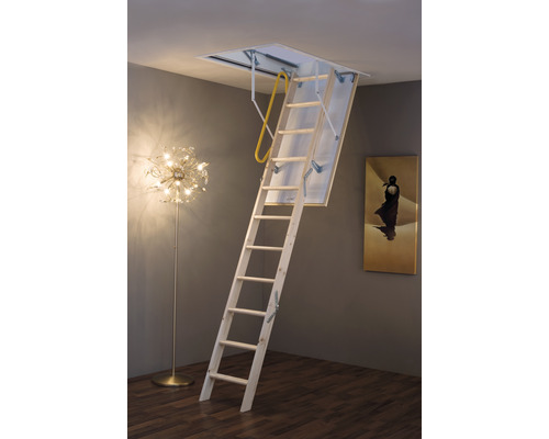 Uitgeschoven houten zoldertrap in een woonkamer.