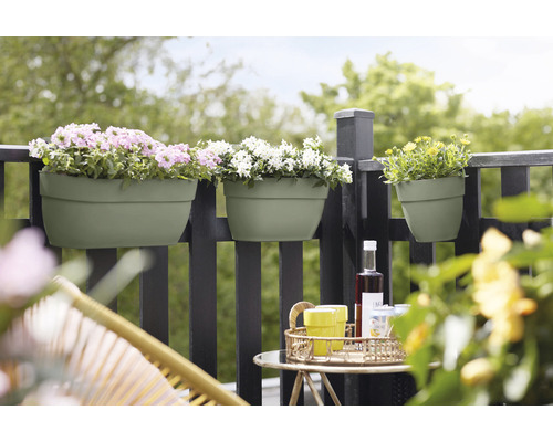 Balkonscène met bloembakken aan de reling en een tafel met drankjes