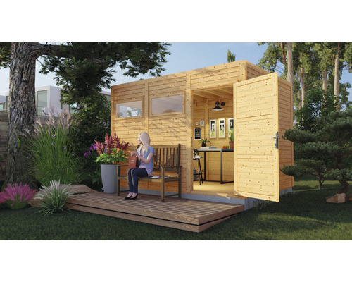 Houten tuinhuis met open deur, terras en zittende persoon in een tuin