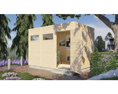 Houten tuinhuis met ramen en open deur in een groene omgeving