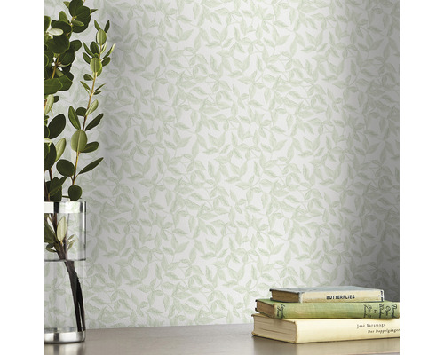 Behang met bladerpatroon, decoratie met planten in vaas en stapel boeken