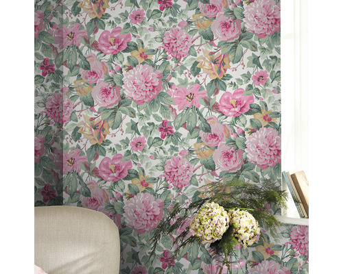 Bloembehang met rozenmotief in een kamer