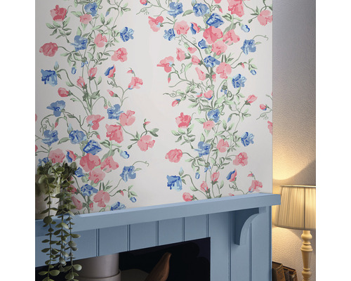 Behang met bloemmotief in een woonkamer