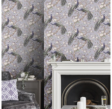 Kamer met behang met pauwen- en bloemmotief, open haard en zithoek